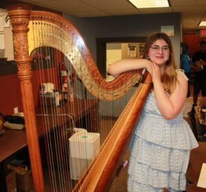 Dagny Dash and her harp.